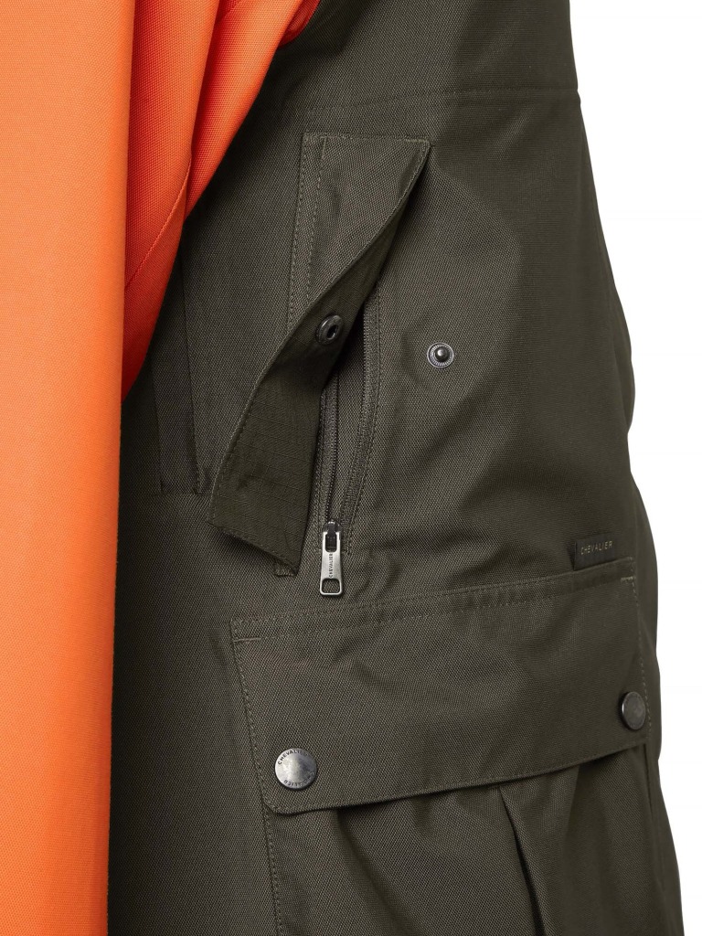 veste-endeavor-orange-chevalier-femme-repose-mains
