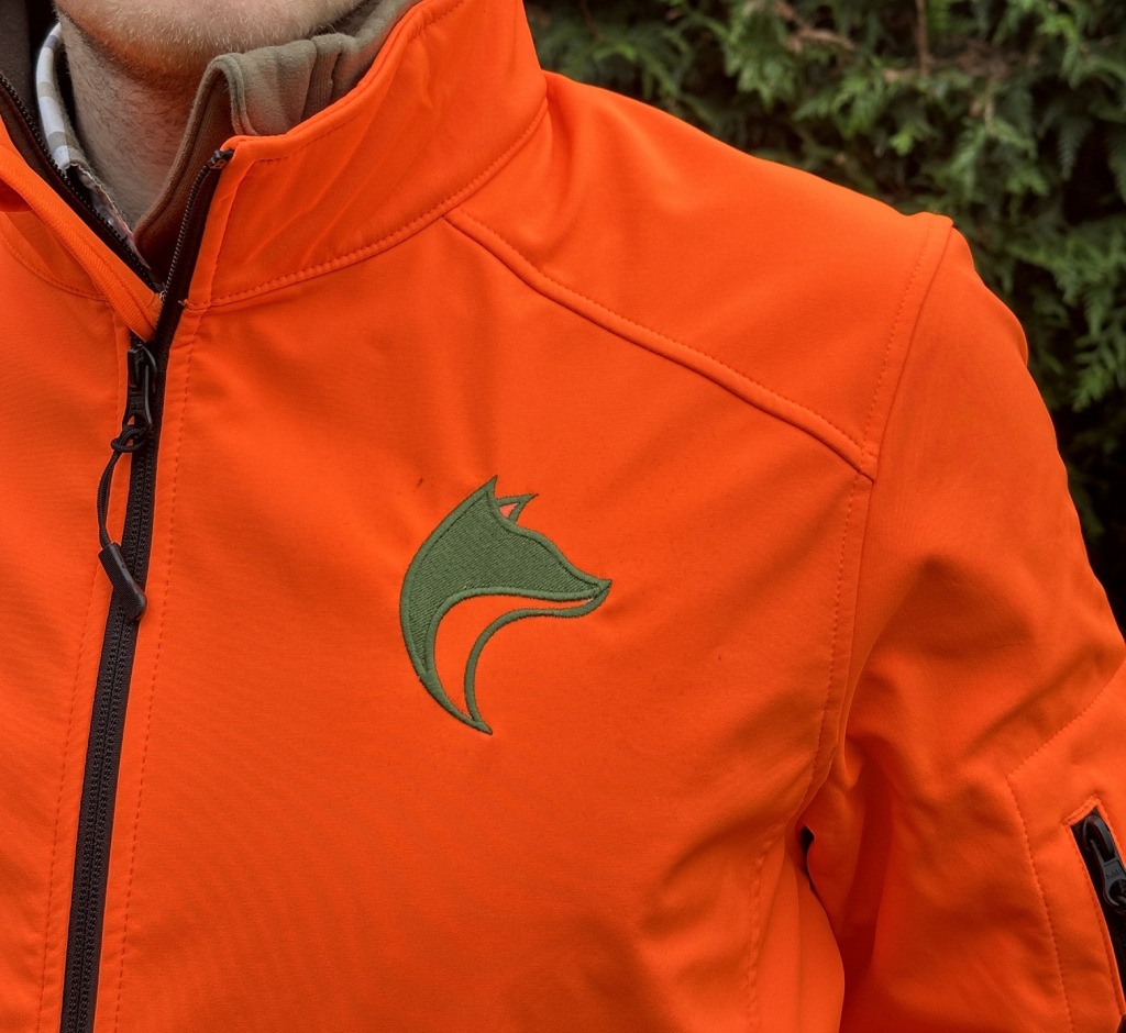 veste-softshell-orange-seekers-outdoor-detail-logo