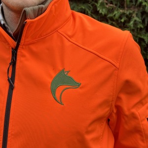 veste-softshell-orange-seekers-outdoor-detail-logo