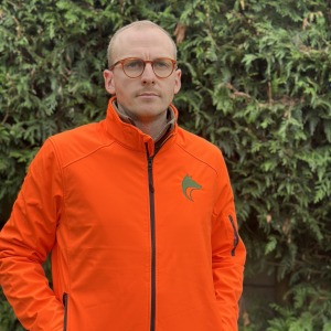 veste-softshell-orange-seekers-outdoor-devant