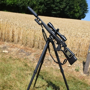 trepied-de-chasse -carbone-one-seekers-outdoor-arme-penchee